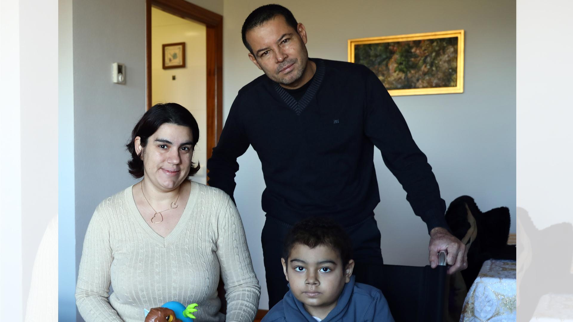 Gabriel Ávila posa junto a su mesa de juguetes con sus padres, Marianela González y Donald Ávila.