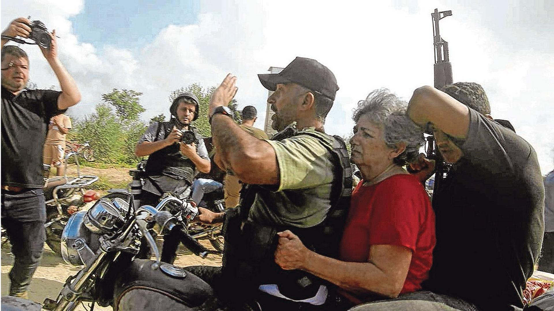 Momento en el que miembros de Hamás se llevan en una motocicleta a Adina Moshe