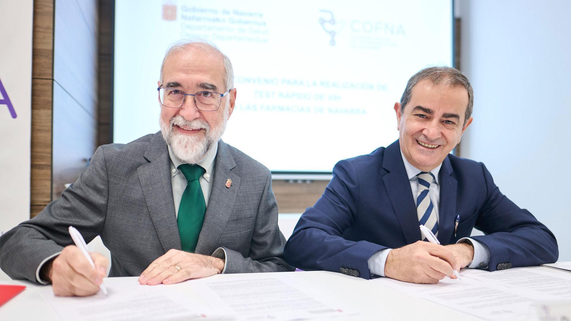 El consejero de Salud, Fernando Domínguez, junto al presidente del Colegio Oficial de Farmacéuticos de Navarra, Alberto Mantilla, en la firma del convenio
