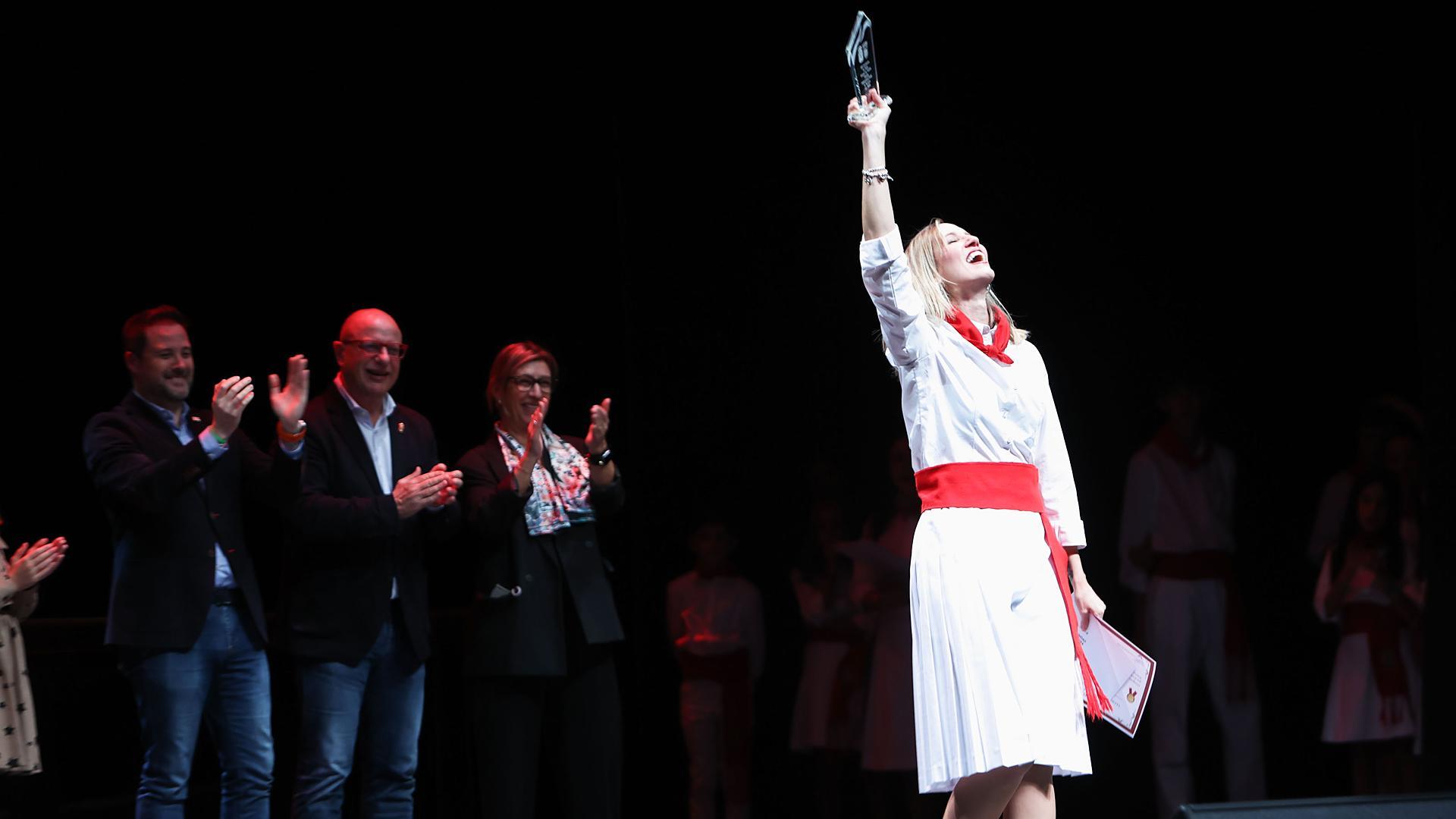 Carolina Milagro levanta el trofeo que le acredita como mejor jotera en el Teatro Gaztambide./