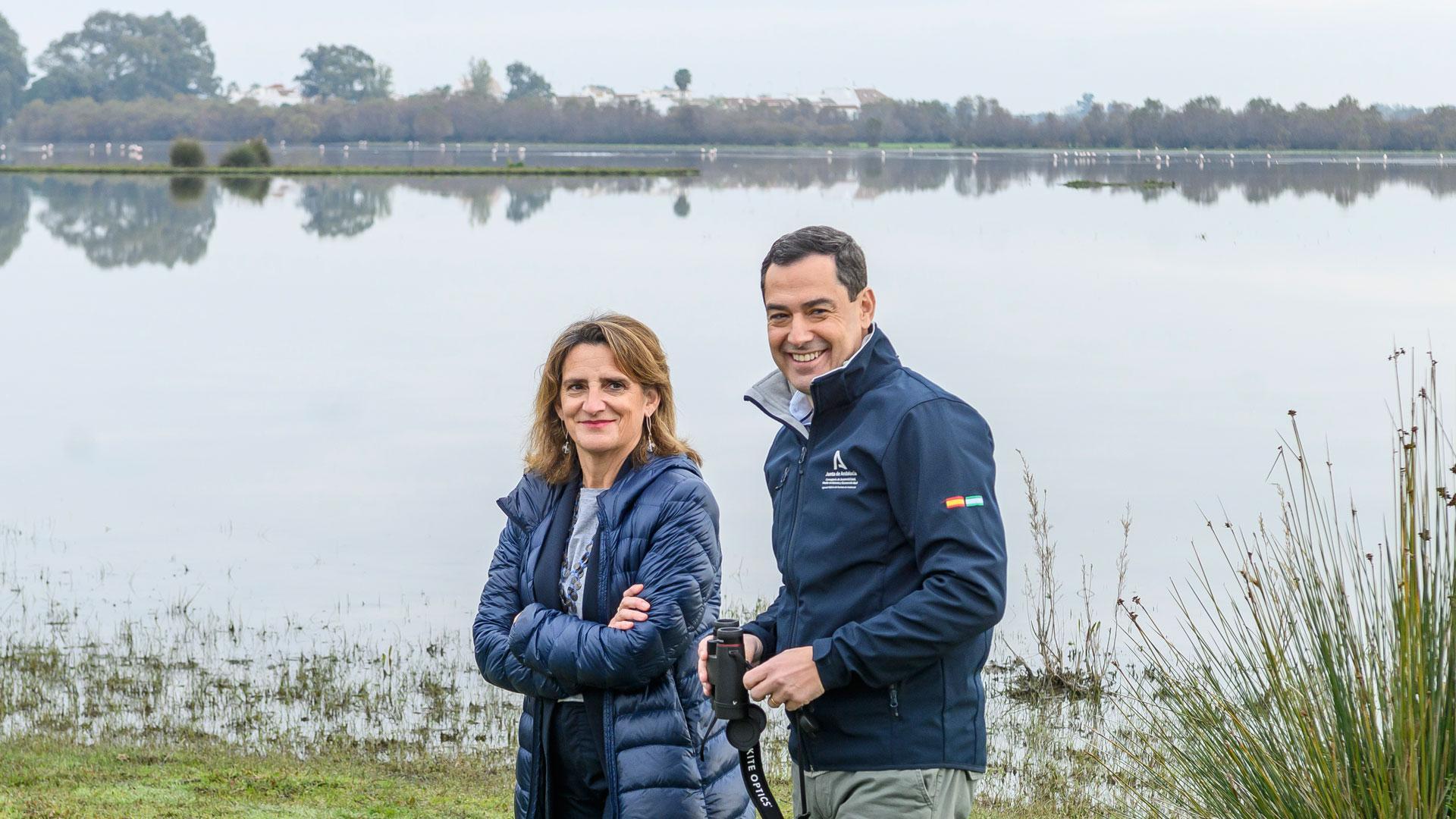 La ministra de Transición Ecológica y Reto Demográfico, Teresa Ribera, y el presidente de la Junta de Andalucía, Juanma Moreno, conversan en una visita al Parque Nacional de Doñana previo a la firma del protocolo para el desarrollo territorial sostenible del área de influencia del espacio natural