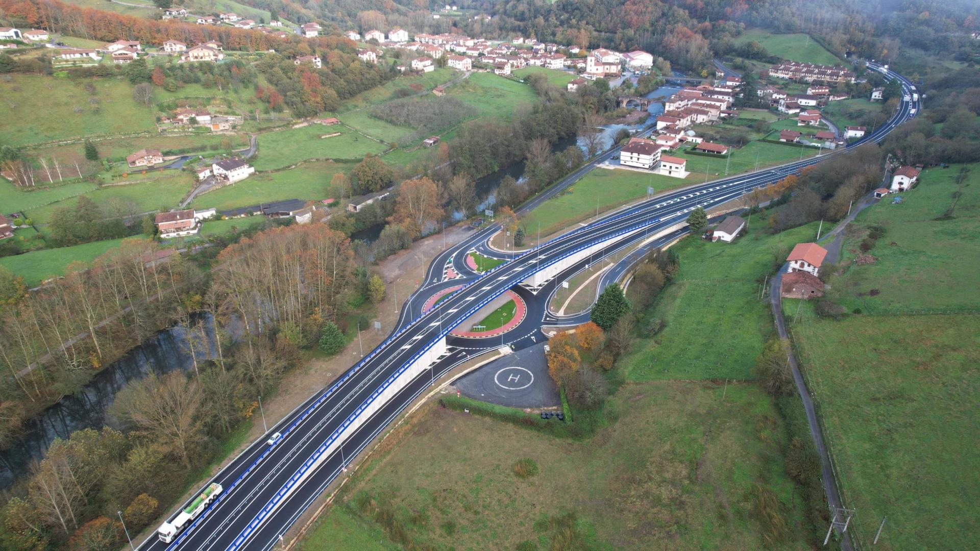 Panorámica del puente que salva la rotonda en el acceso sur al núcleo urbano de Sunbilla.