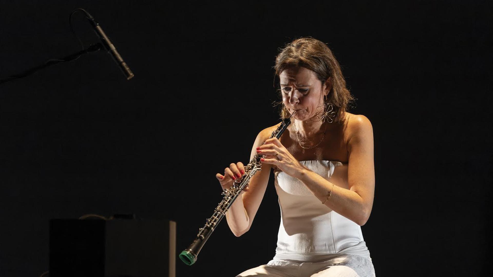 La oboísta Pilar Fontalba, durante un concierto