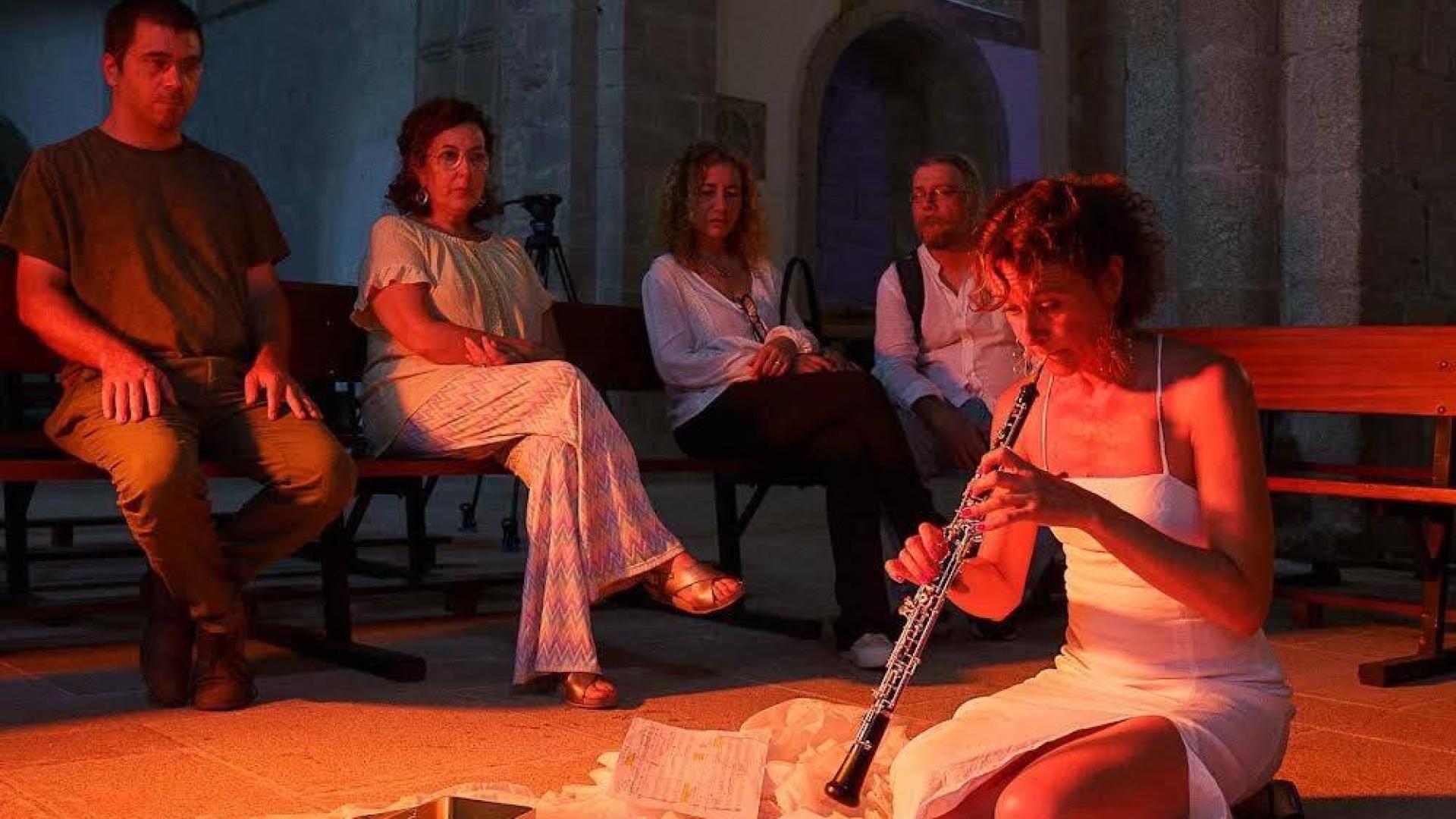 La oboísta Pilar Fontalba, durante un concierto