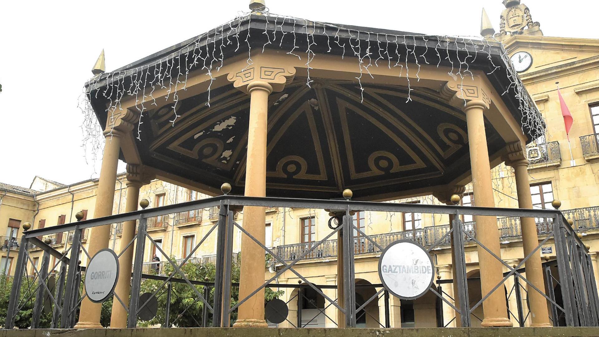 La cortina del quiosco, en la plaza de Navarra, ya se ha colocado