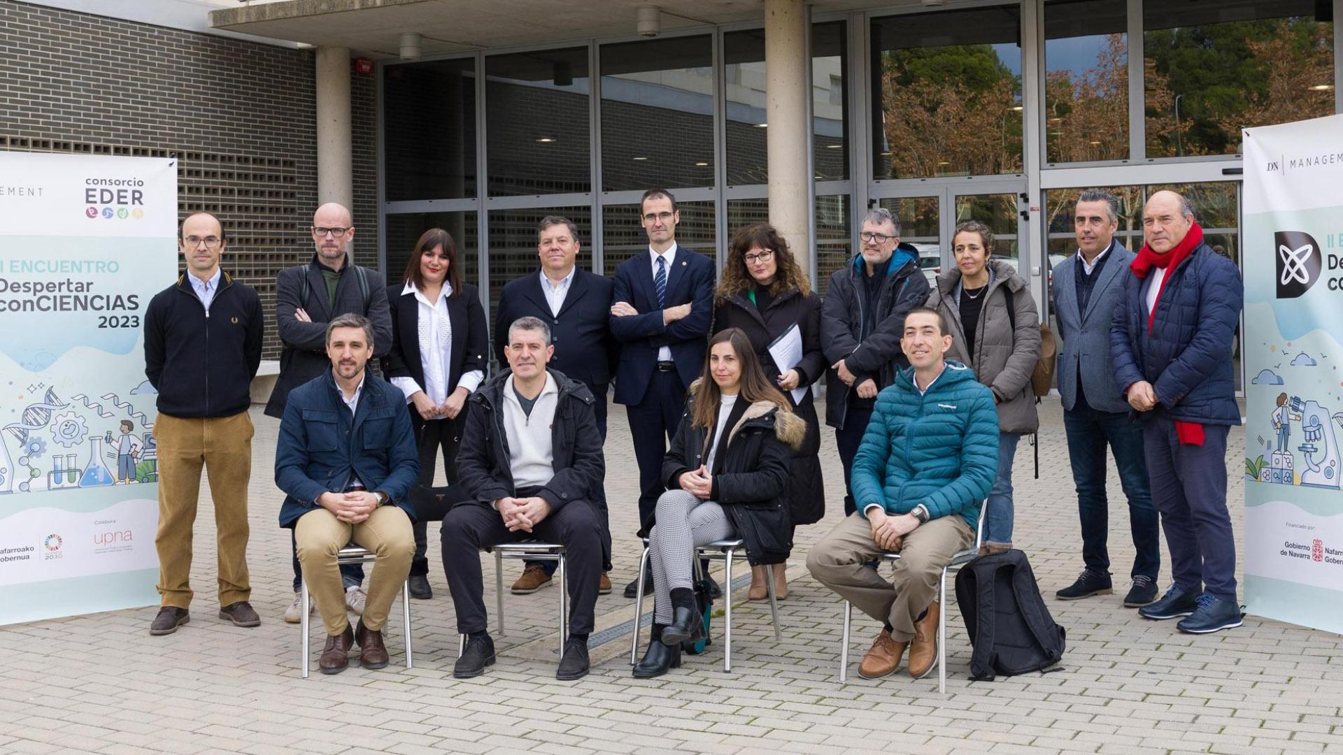 Foto de los participantes en la jornada ante la fachada del Campus de la UPNA en Tudela