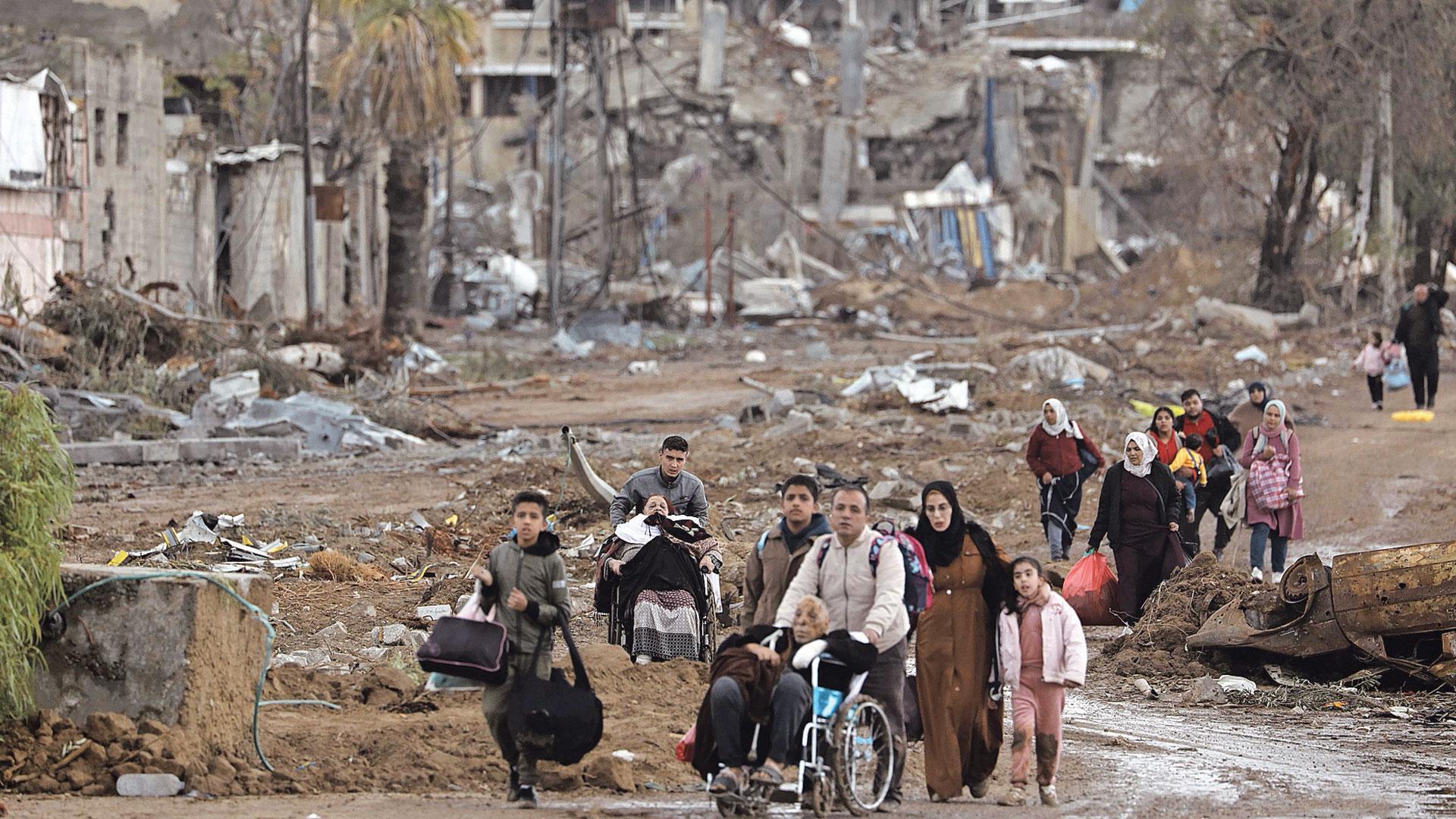 Los palestinos se abren paso desde el norte de la Franja de Gaza hasta el sur aprovechando el alto el fuego de cuatro días