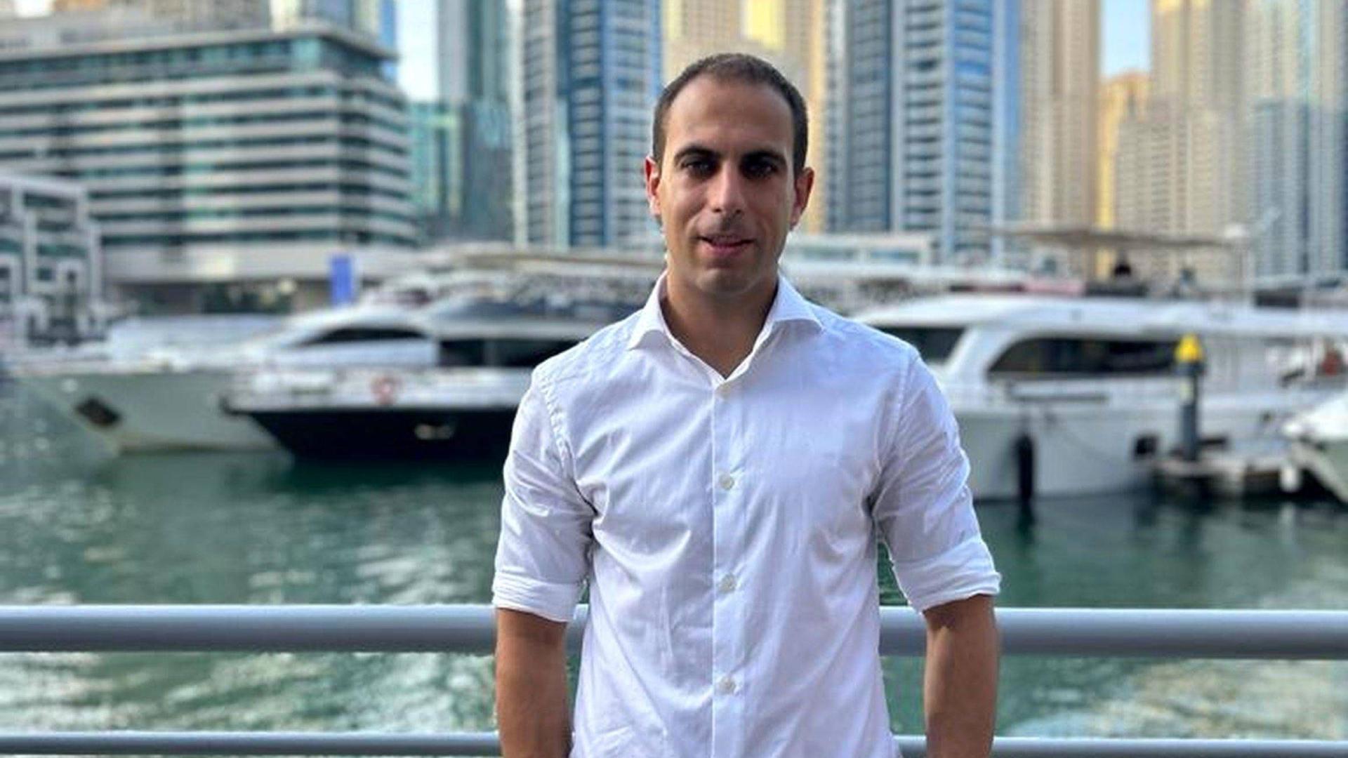 Iñigo Ayechu Abendaño posa en Marina Bay, en un viaje a Dubai