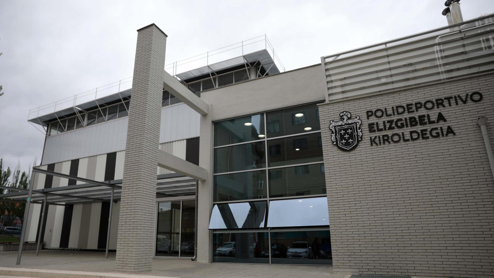 Fachada principal del polideportivo Elizgibela de Burlada