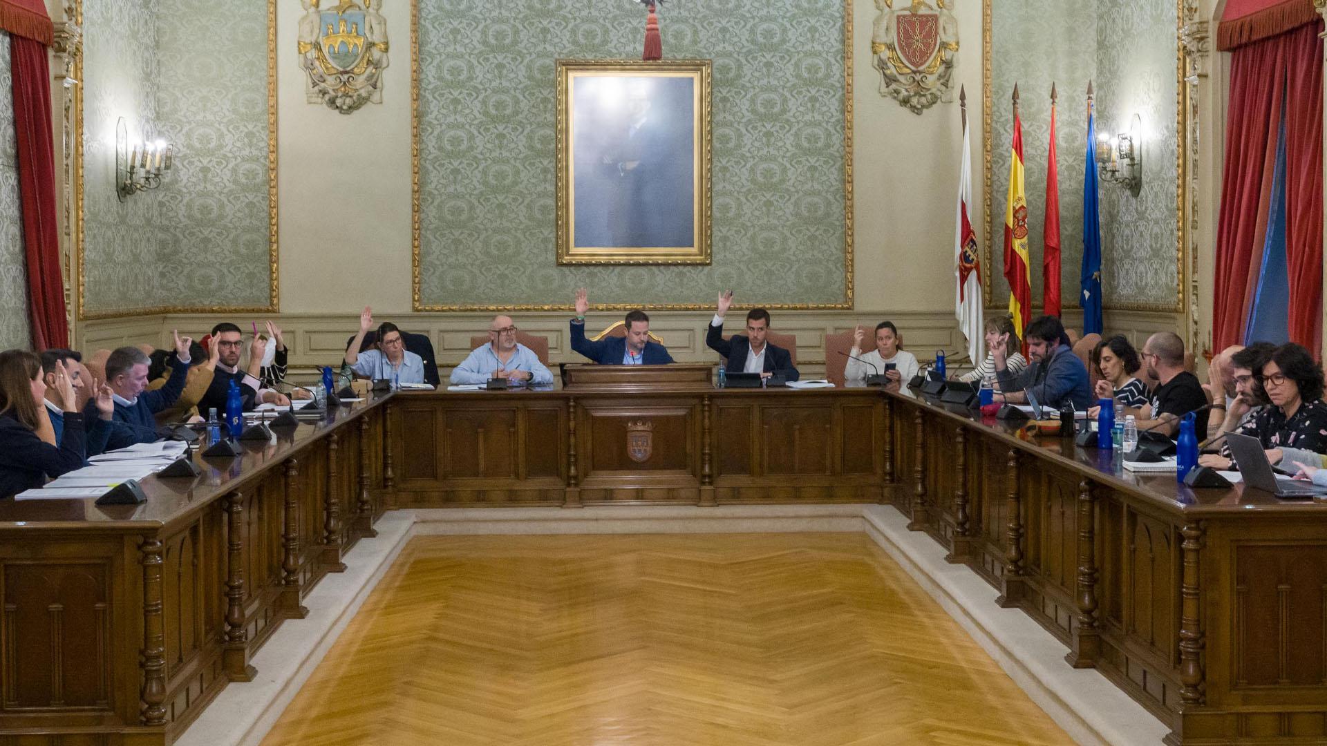 Los concejales, durante la votación de uno de los puntos del pleno del Ayuntamiento de Tudela