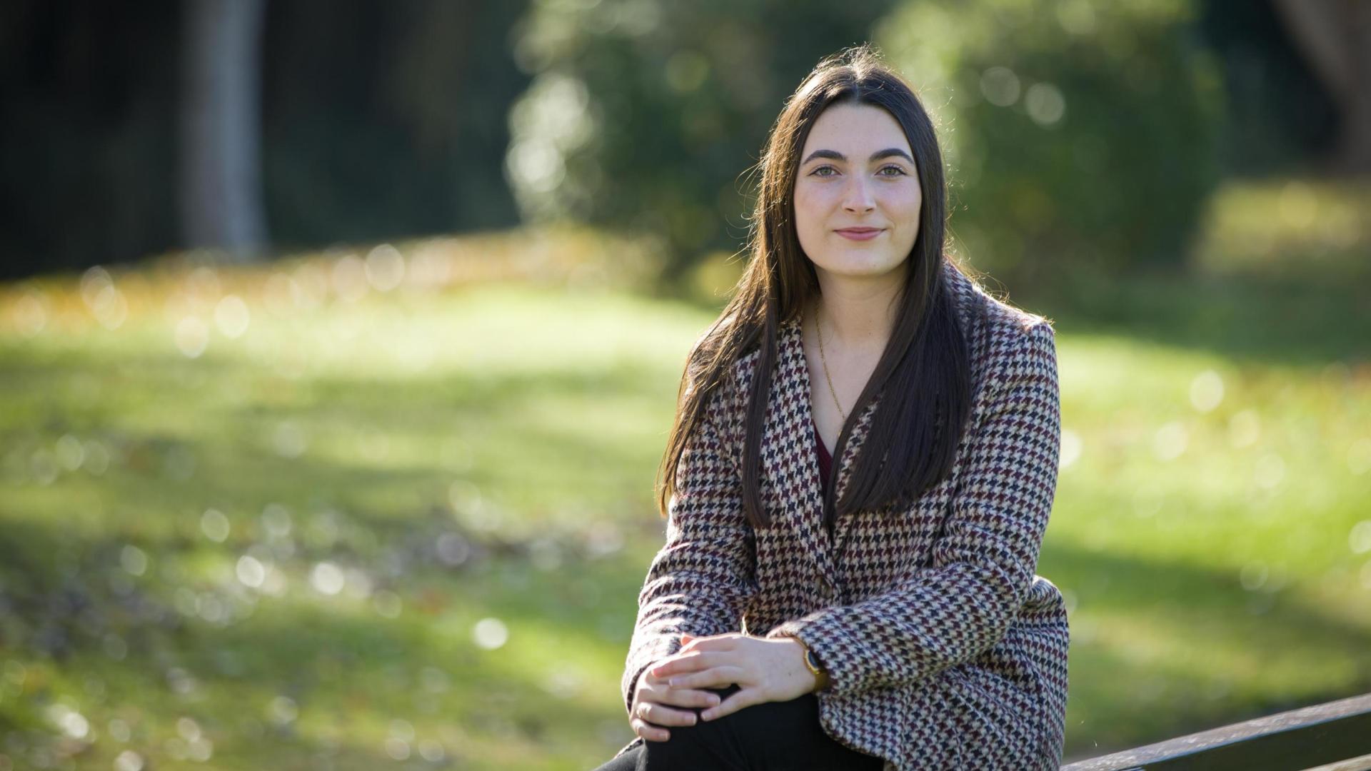 La cirbonera Lorena Bea Remírez, estudiante en la UPNA de Pamplona, posa en el parque del Queiles de Tudela
