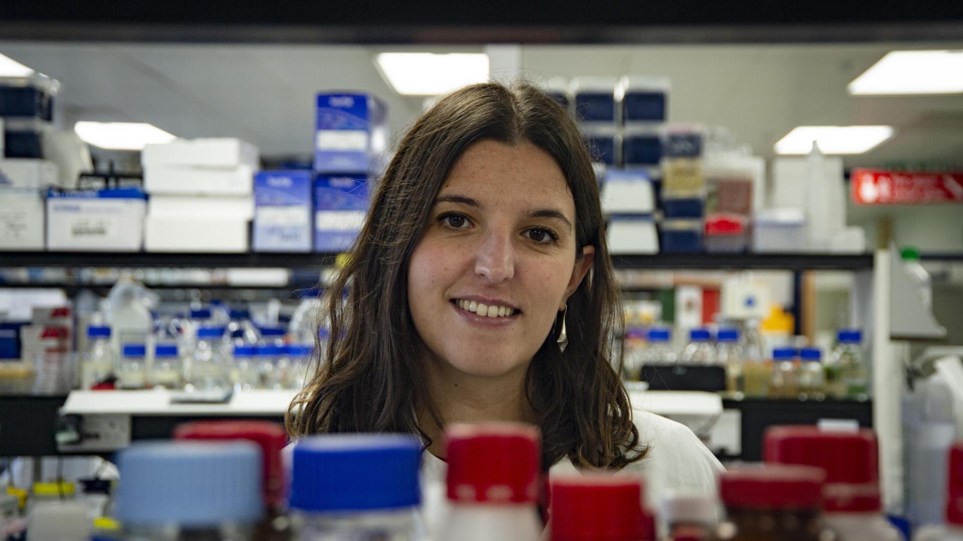 Miriam Osés Ruiz, en el laboratorio de la UPNA en el que investiga.