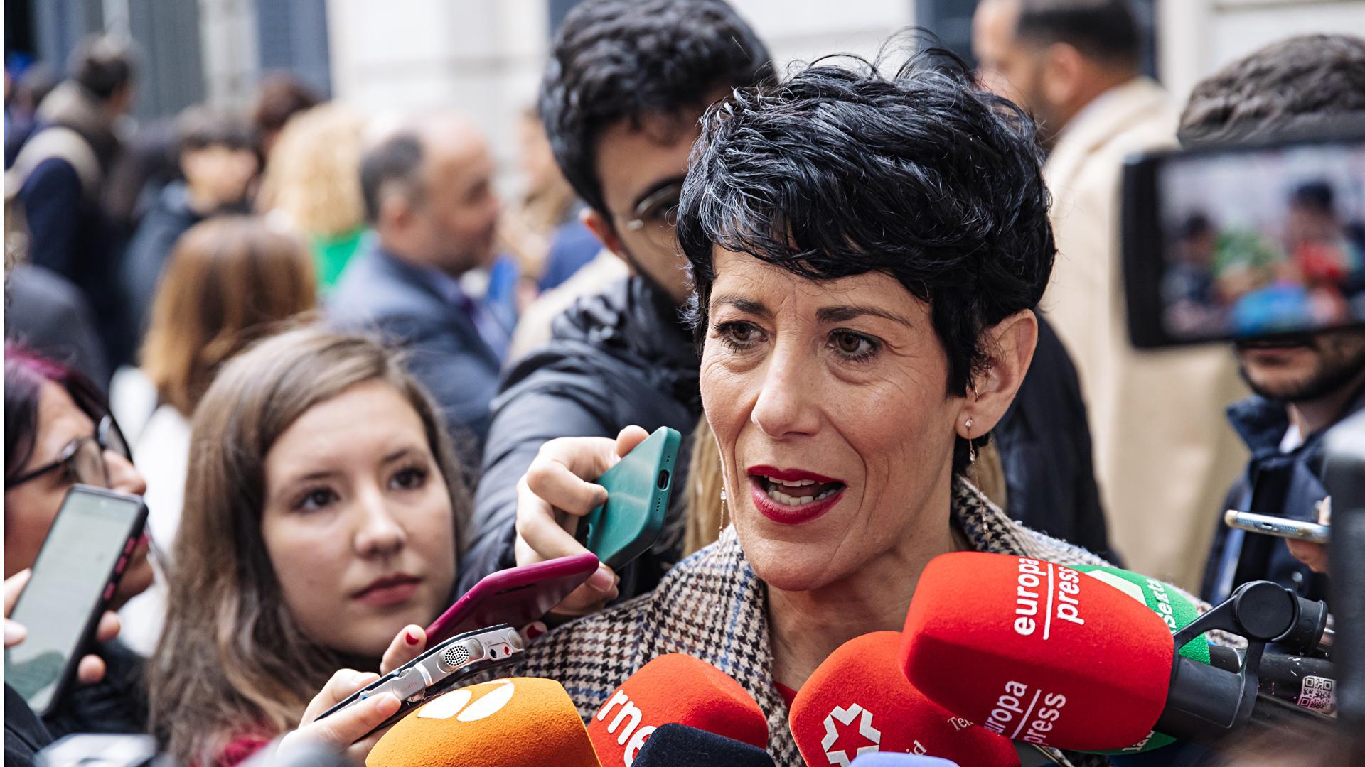 La ministra de Inclusión, Seguridad Social y Migraciones, Elma Saiz, atiende a medios a su salida de la Solemne Sesión de Apertura de las Cortes Generales de la XV Legislatura