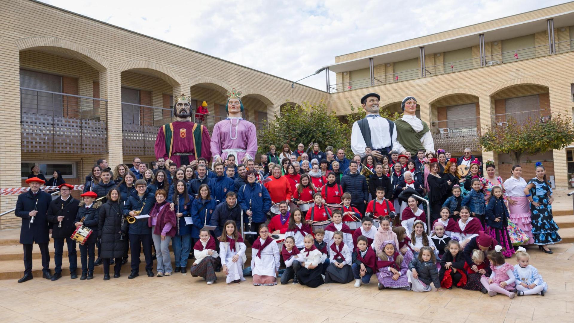 Foto de familia de los integrantes de los colectivos y asociaciones participantes en la fiesta del centenario de las Escuelas Viejas de Buñuel