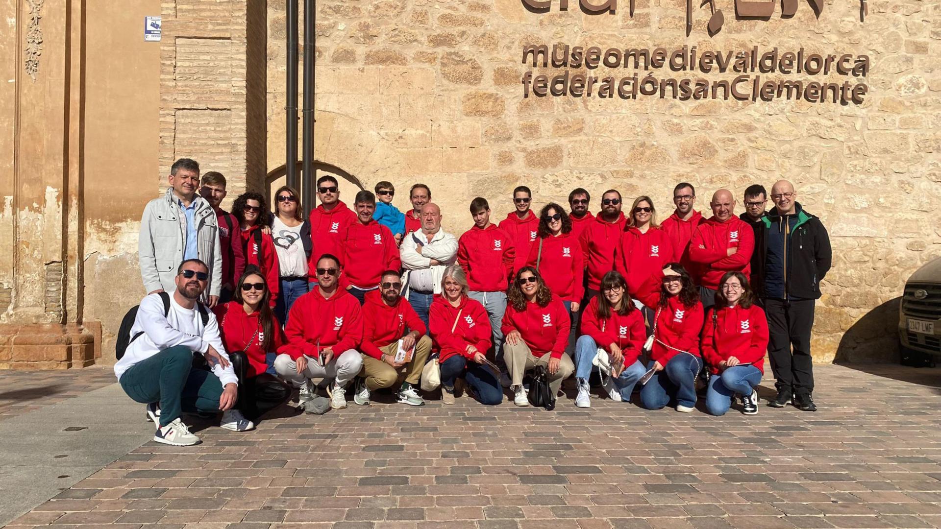 Los integrantes del Grupo Municipal de Danzas de Tudela y Gaiteros de Estella, en Lorca.