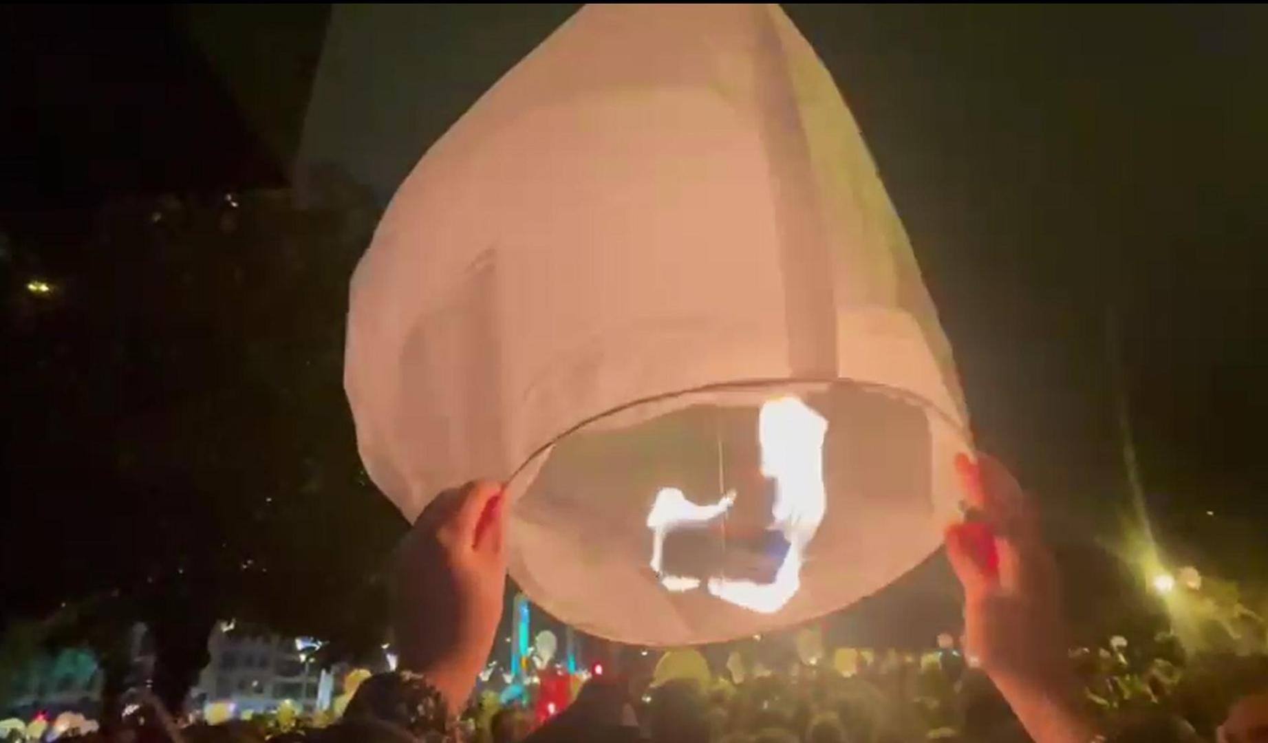 Vídeo con la suelta de farolillos desde la Vuelta del Castillo (III)