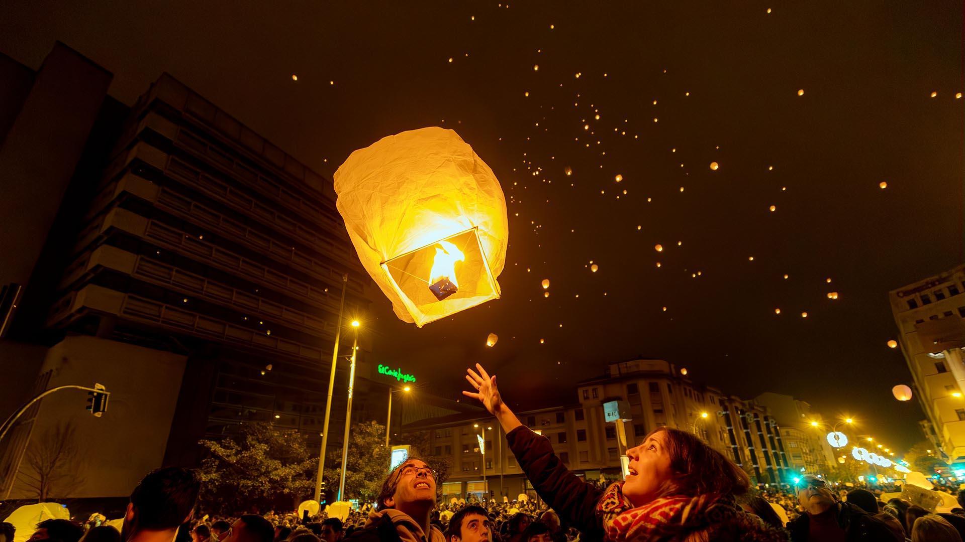 Imágenes del lanzamiento de farolillos en Pamplona./