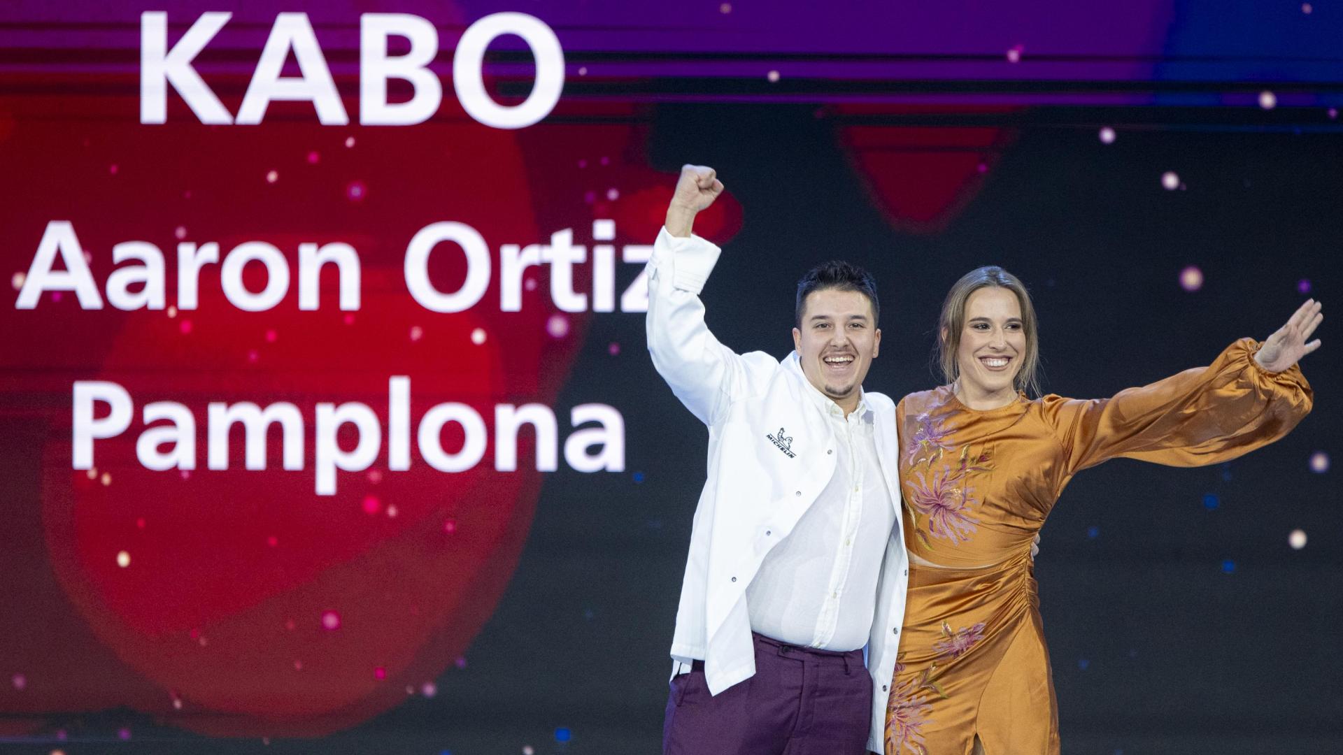 Aaron Ortiz, chef, y Jaione Aizpurua, sumiller, en la gala de la Guía Michelin de Barcelona donde recibieron una estrella para el Restaurante Kabo de Pamplona