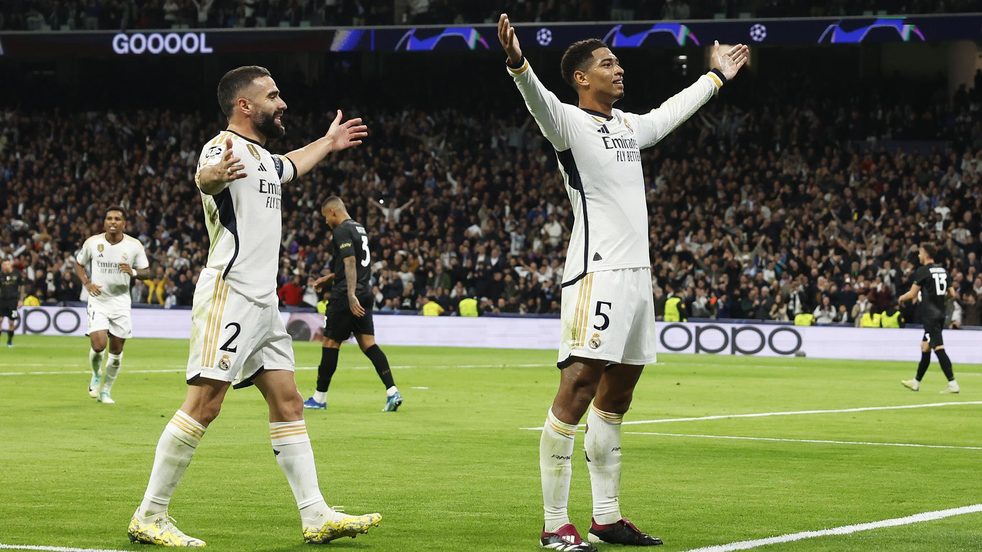 Jude Bellingham celebra su tanto al Nápoles junto a Dani Carvajal./