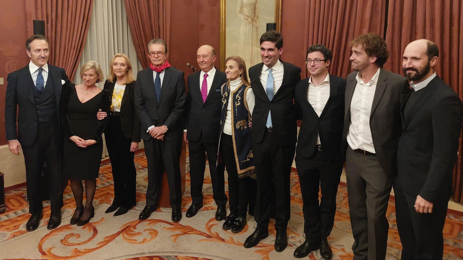 Junta Directiva del Círculo de Navarra en Madrid junto al empresario Antonio Catalán que fue reconocido con la entrega del 'Pañuelico rojo'