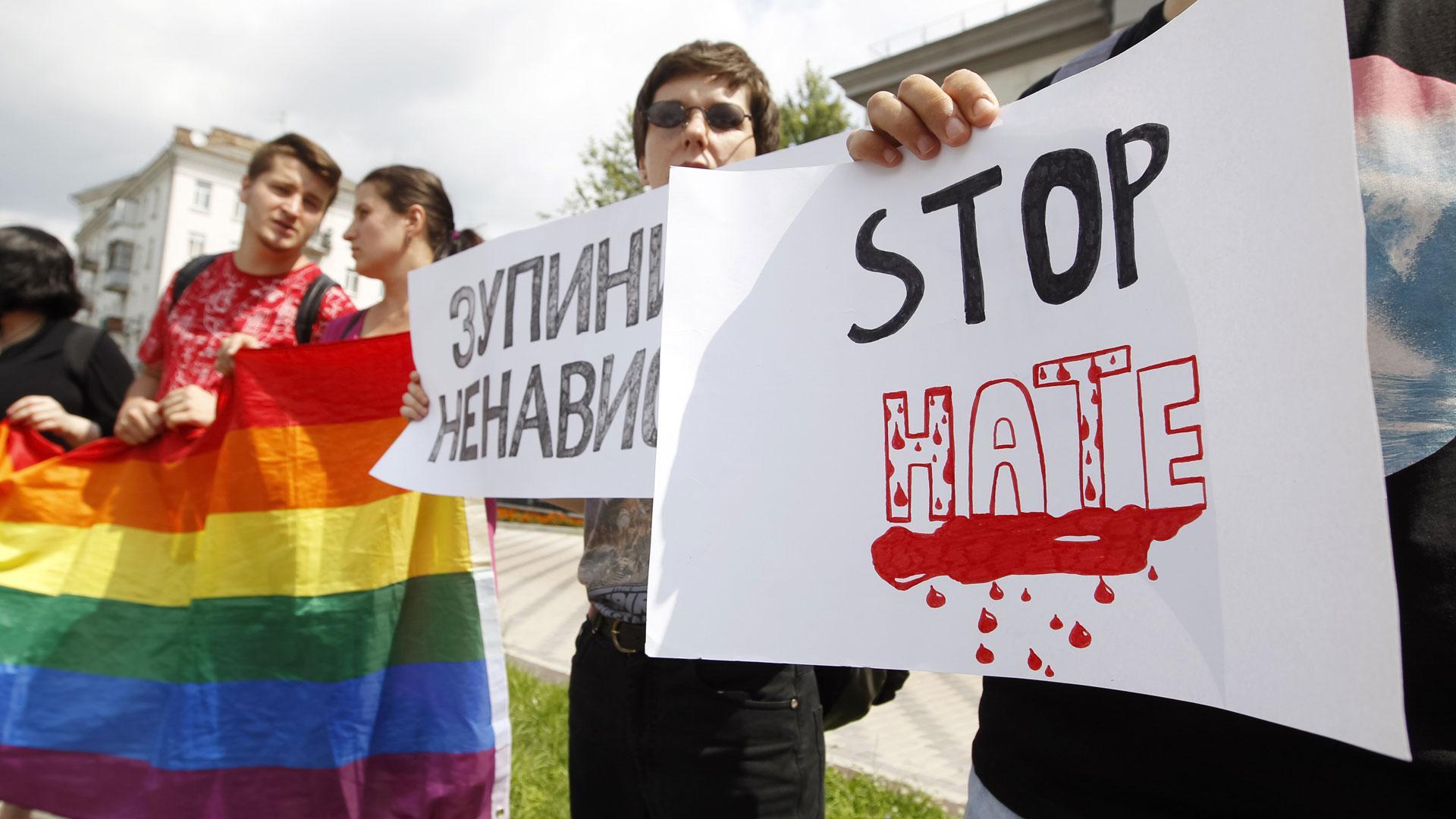 Activistas en una manifestación en defensa de los derechos LGTBT en Rusia