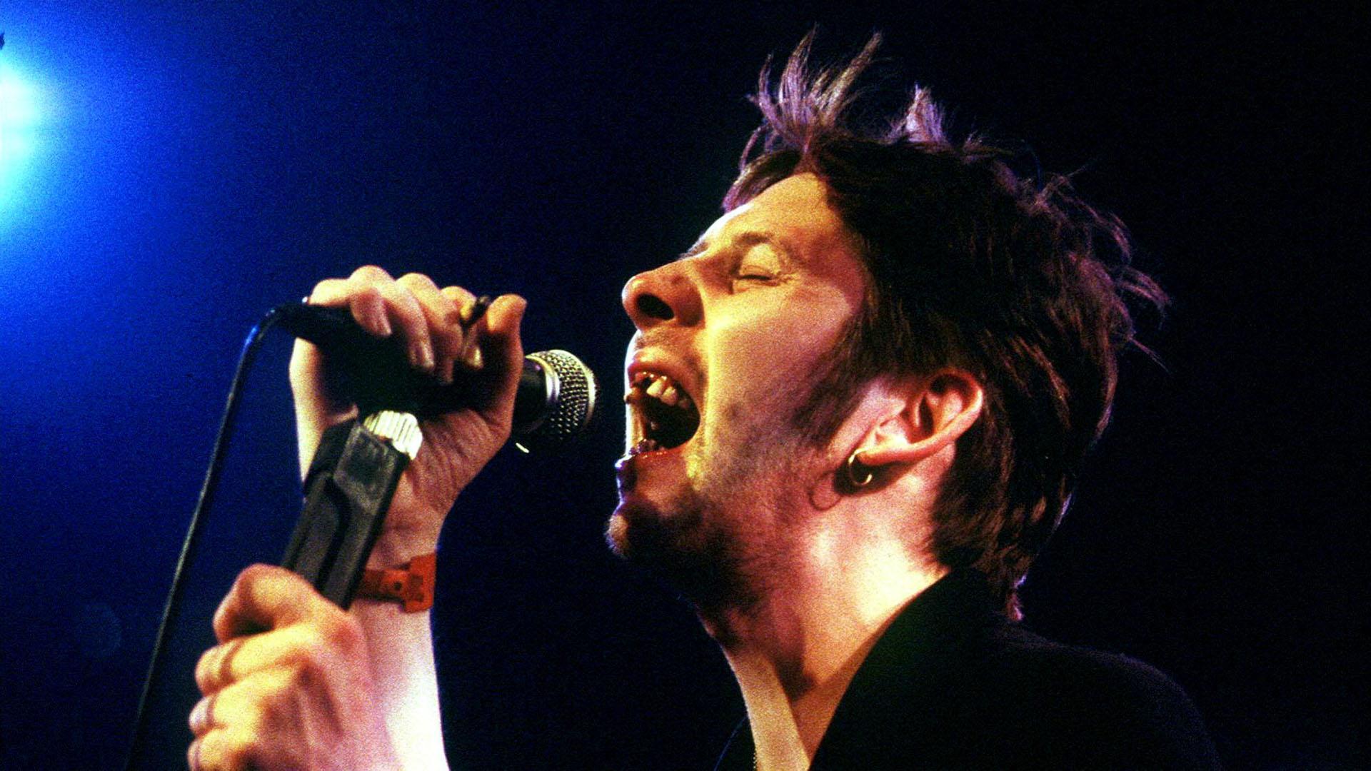 Shane MacGowan, durante un concierto con The Pogues