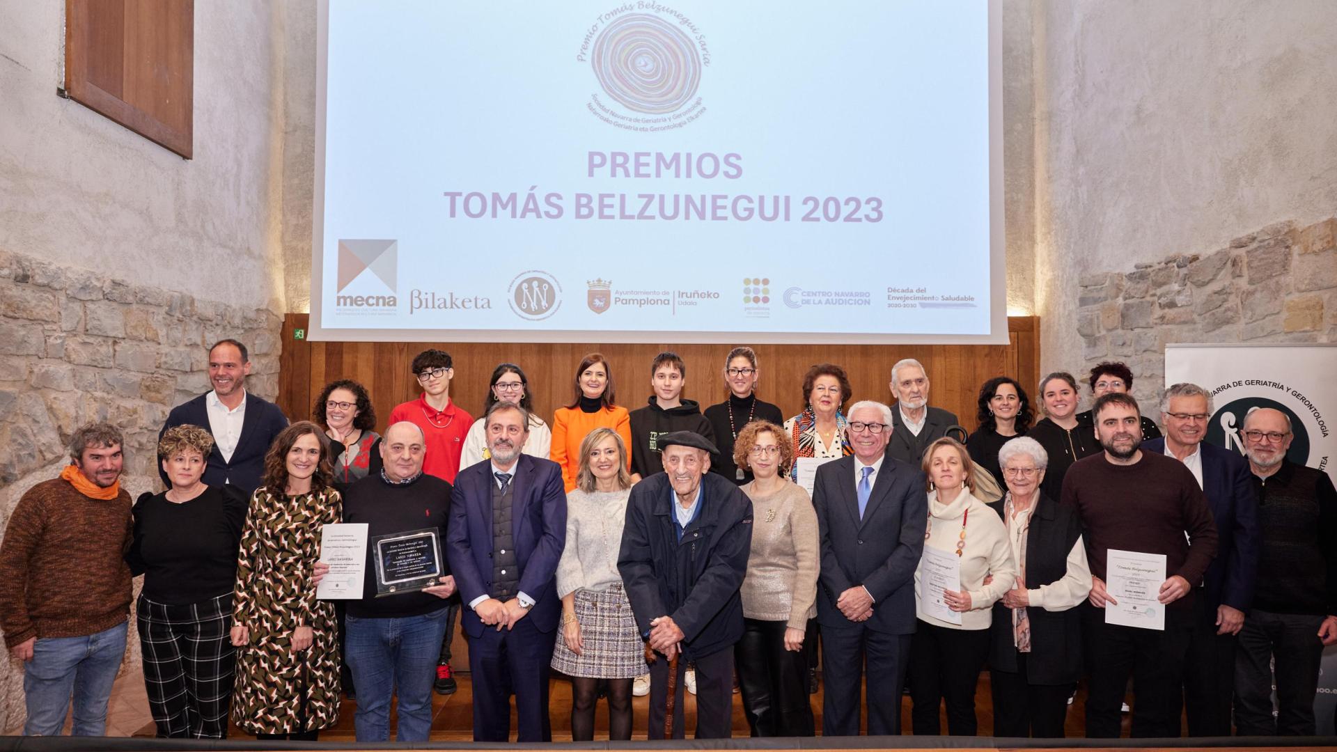 Foto de familia de premiados, organizadores y autoridades en los premios Tomás Belzunegui