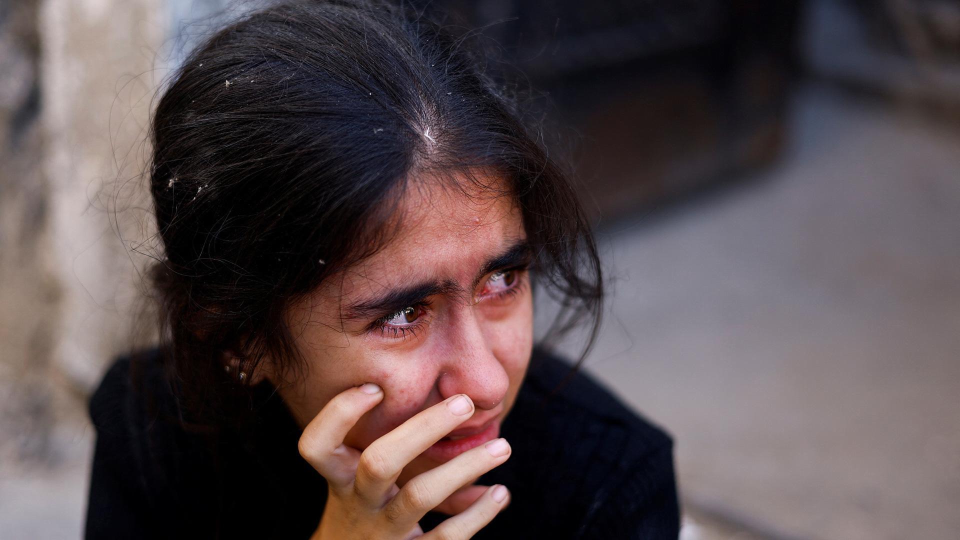 Una chica palestina llora tras la reanudación de los ataques en Gaza