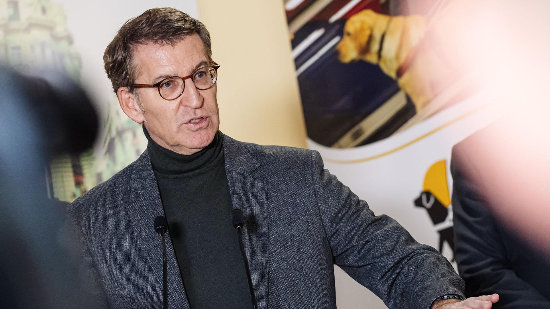 El presidente del Partido Popular, Alberto Núñez Feijóo, durante su visita este viernes a las instalaciones de la Fundación ONCE del Perro Guía