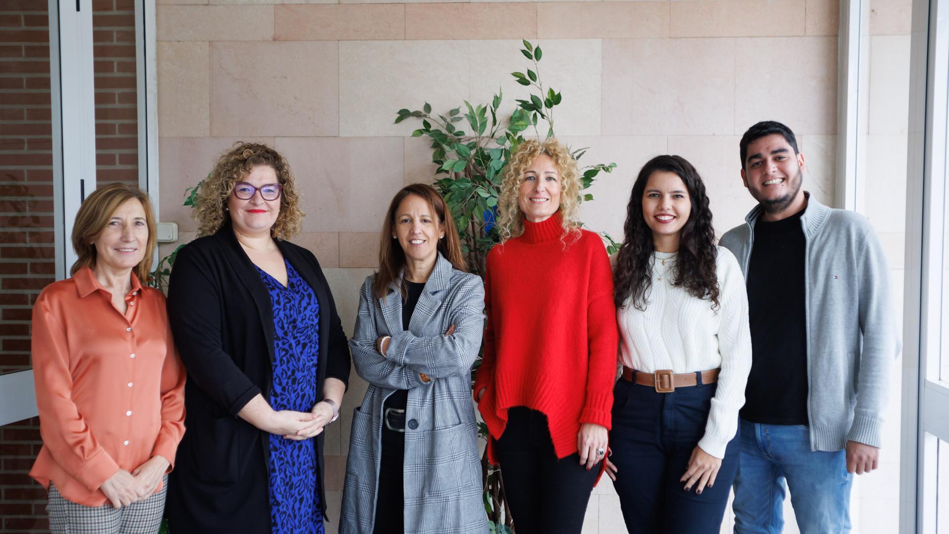 El equipo investigador, en la Facultad de Ciencias de la Salud de la UPNA. De izda. a dcha., M.ª Rosario Orzanco Garralda, Paula Escalada Hernández, Nely Soto Ruiz, Cristina García Vivar, Ana Carolina Andrade Biaggi Leite y Gustavo Adolfo Pimentel Parra.