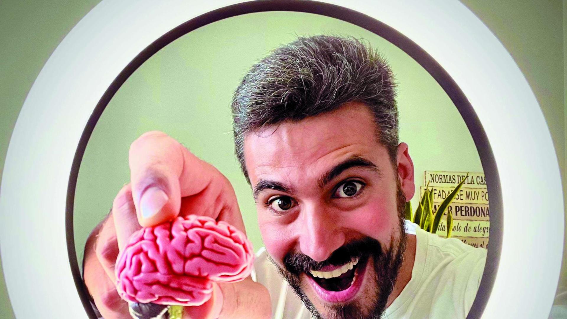 Chema González de Echávarri Gómez muestra un pequeño cerebro, su objeto de trabajo diario