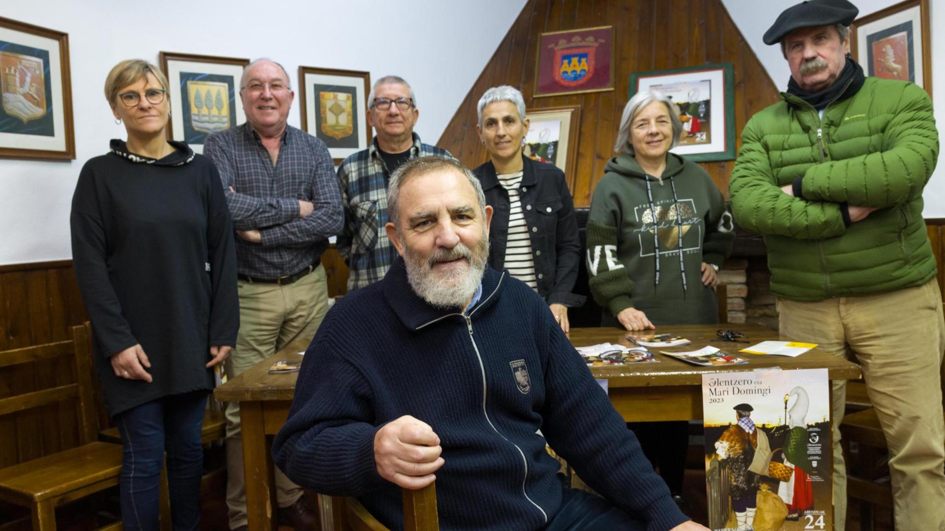 entado, Daniel López Moreno ante los integrantes de la Asociación de Amigos del Olentzero Sonia Ochoa, Fernando Martínez, Juan Carlos Goyeneche, Argiñe Korta, Patricia Lorente y José Mª Blanzako.