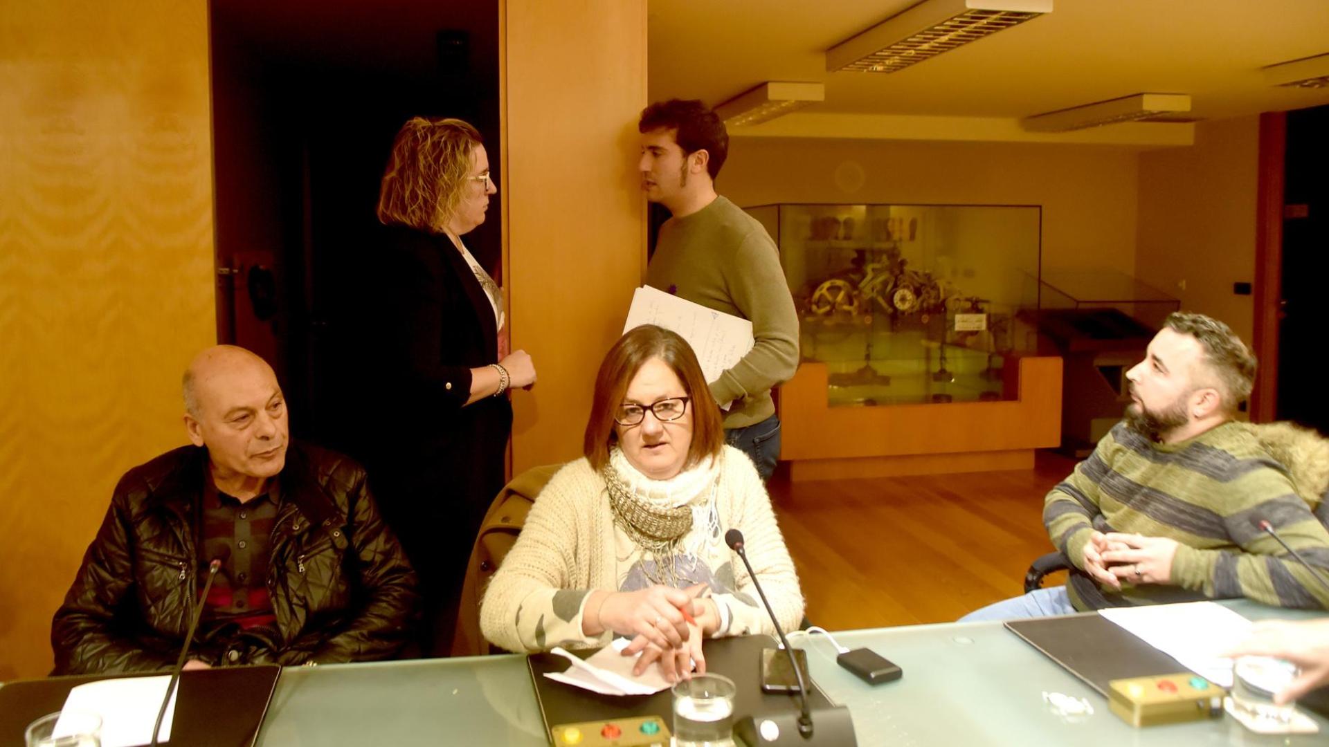La portavoz socialista Esther Iso charla con el alcalde, Xabier Alcuaz (EH Bildu), antes del pleno