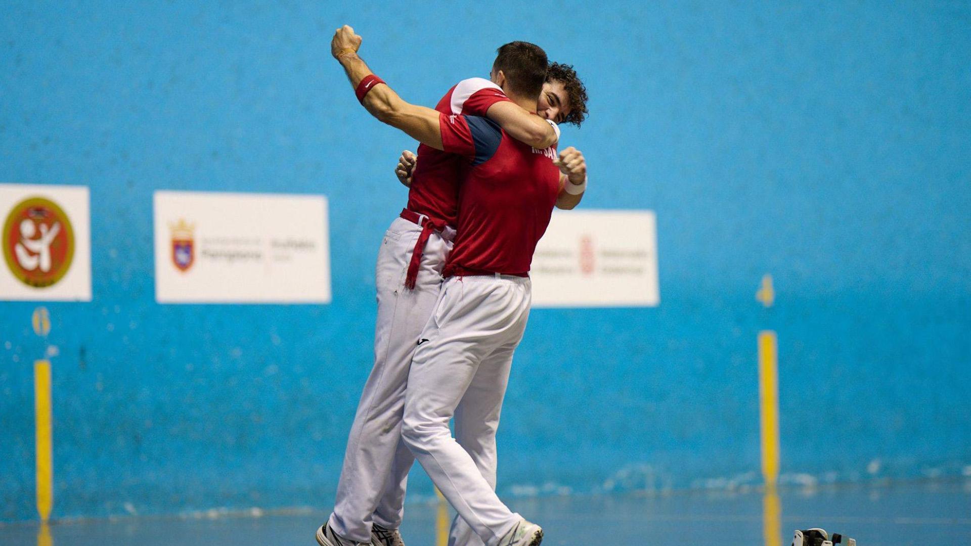 Mikel Sanz y Pérez Galbete se funden en un abrazo tras ganar su primer título del San Fermín Txikito