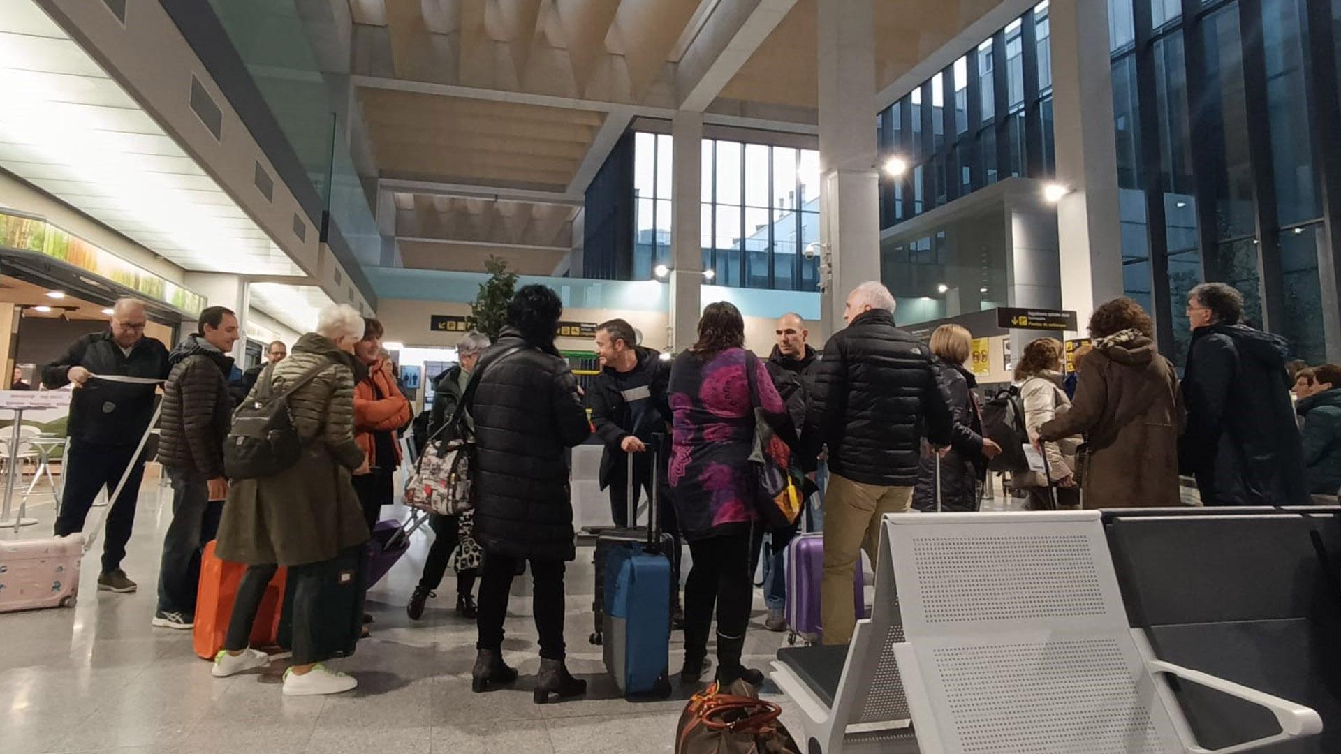 Los pasajeros del vuelo a Estambul permanecen todavía en el aeropuerto