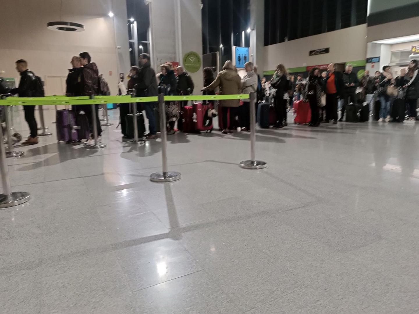 Los pasajeros del vuelo a Estambul permanecen todavía en el aeropuerto