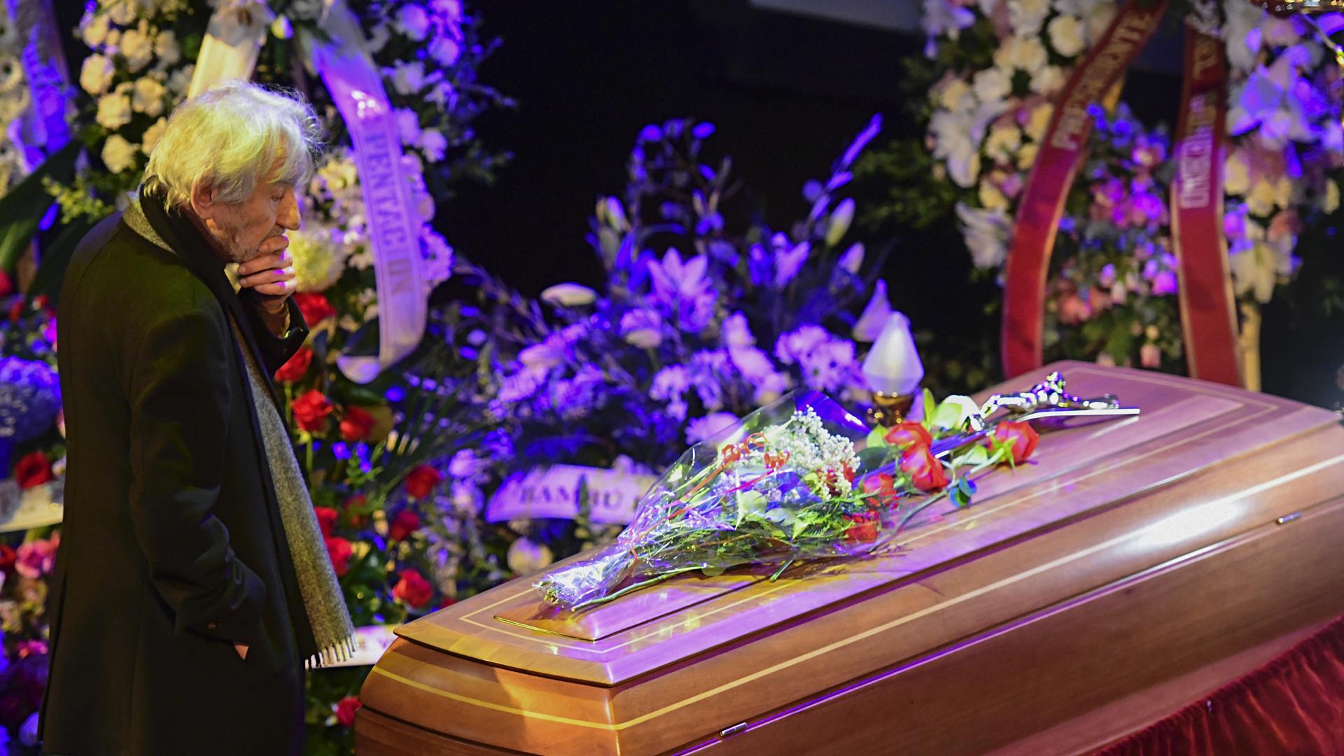 El actor José Sacristán visita la capilla ardiente de Concha Velasco, instalada este sábado en el Teatro de La Latina de Madrid