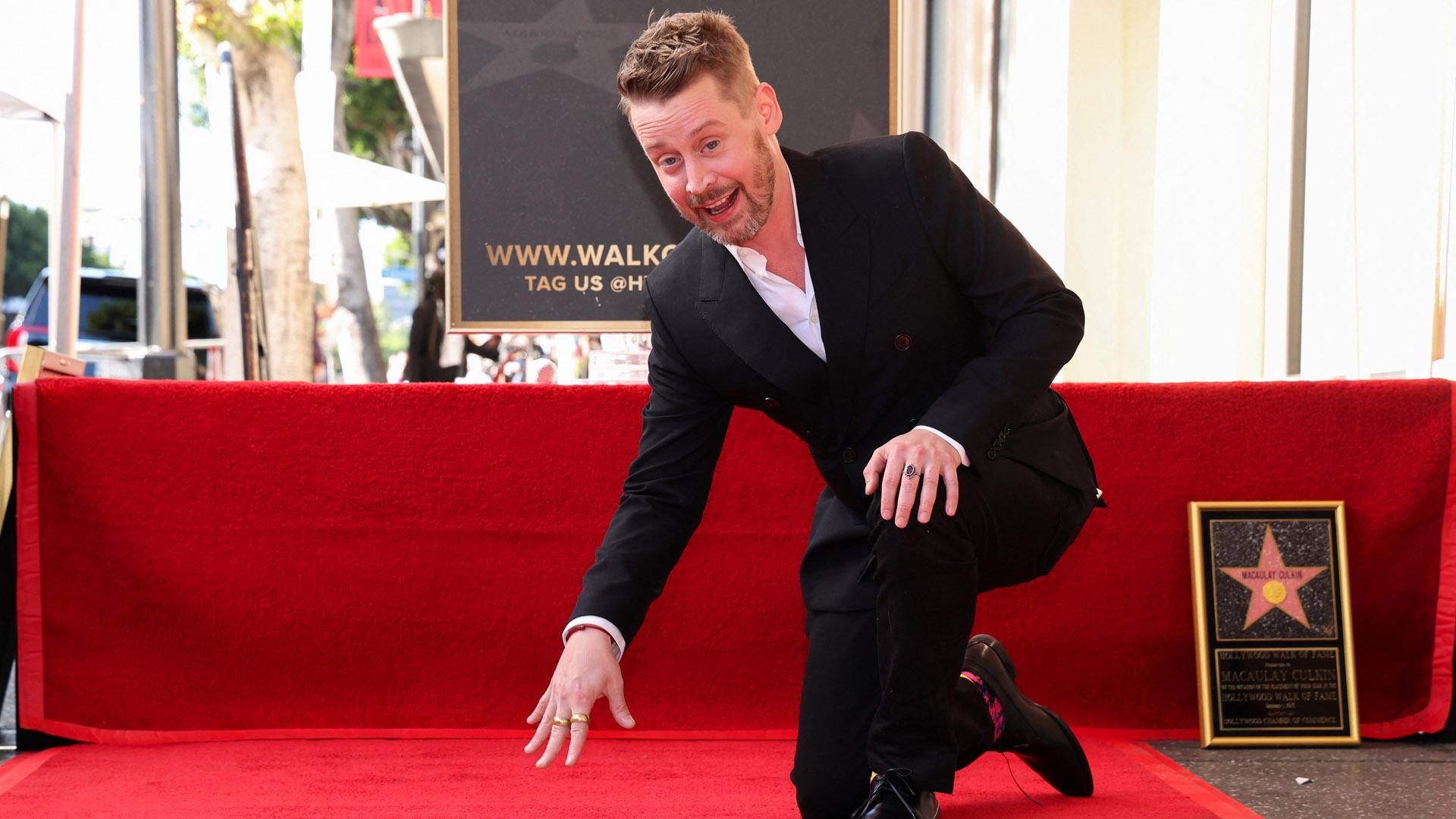 Macaulay Culkin posa con su estrella en el Paseo de la Fama de Hollywood