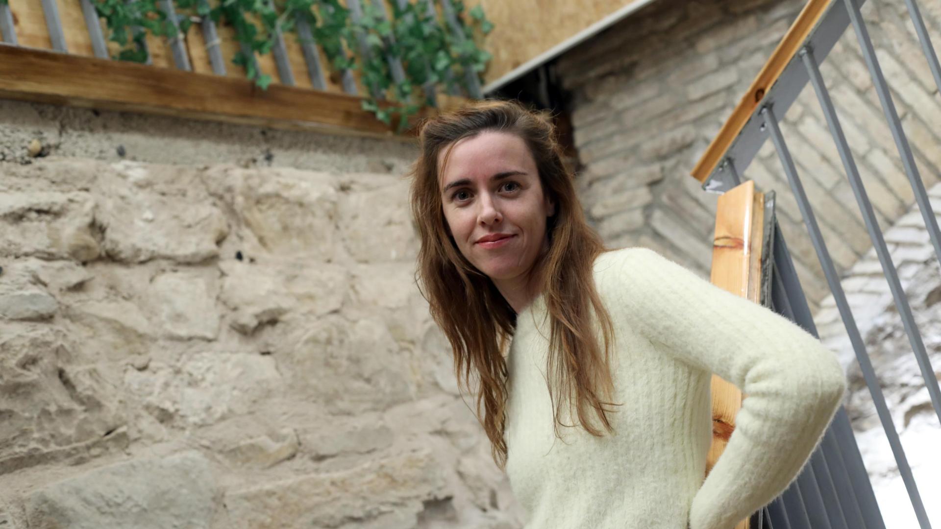La arquitecta Ioar Cabodevilla Antoñana posa en el café Compañía de Pamplona. Es una de las tres socias de la Cooperativa arquitectónica Orekari, con sede en Burlada