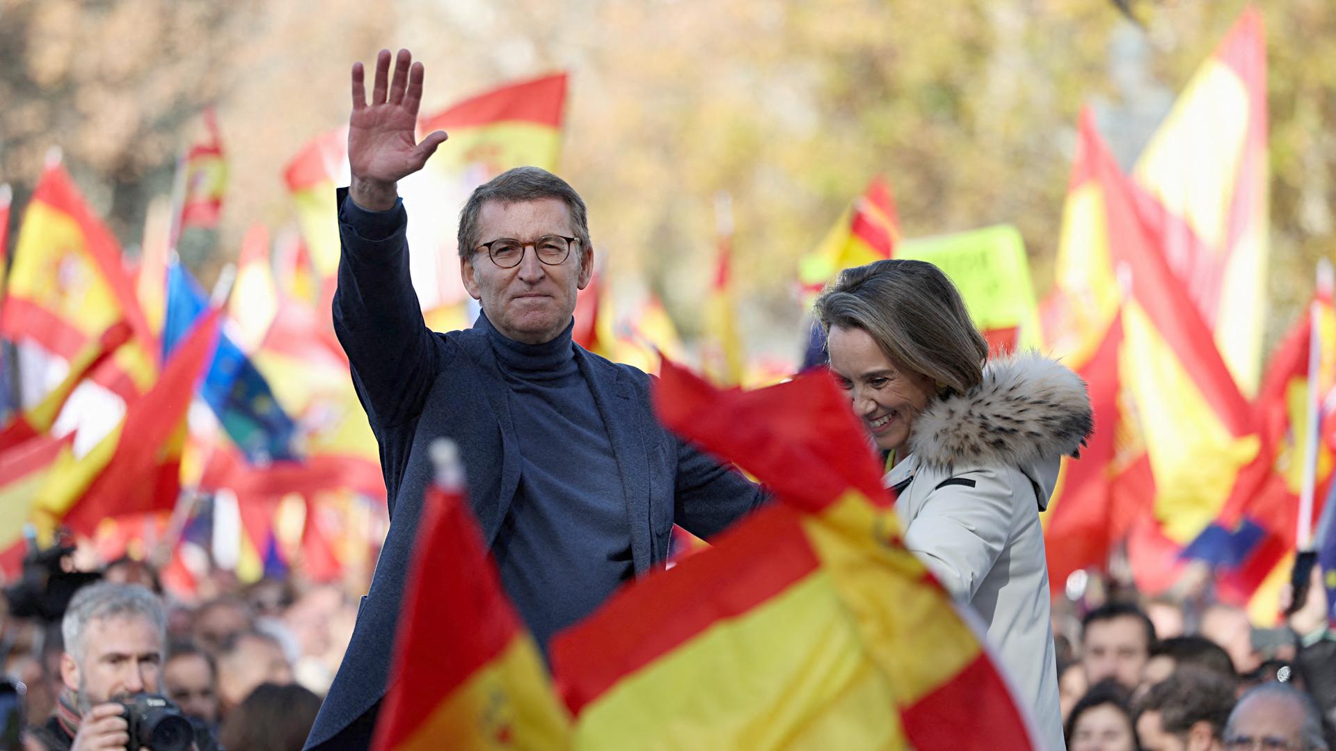 El líder del PP, Alberto Núñez Feijóo, junto a Cuca Gamarra, en Madrid