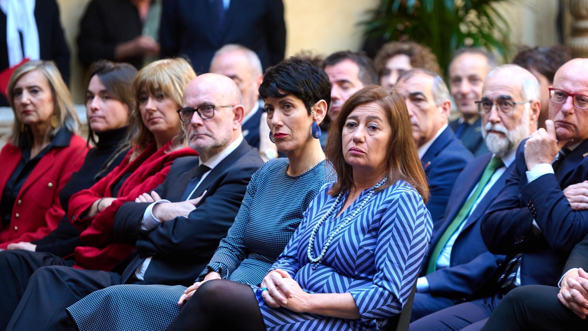 Elma Saiz, junto a la presidenta del Congreso de los Diputados, Francina Armengol, en el acto de entrega de la Medalla de Oro de Navarra a la UNED Pamplona