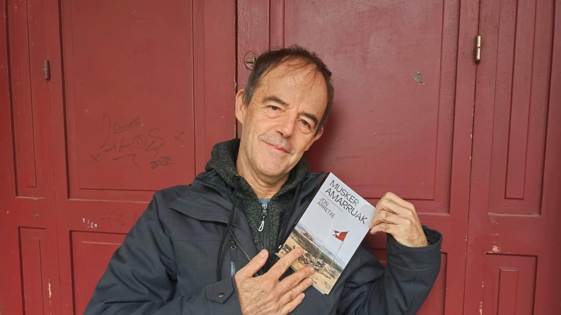 Jon Arretxe aste honetan Donostian, liburuaren ale batekin