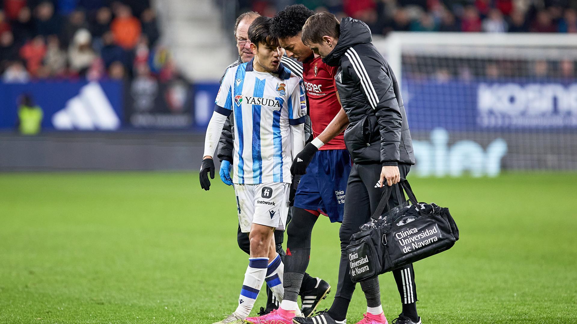 Kubo acompaña a Mojica que se apoya en los médicos de Osasuna rumbo al  banquillo tras lesionarse./
