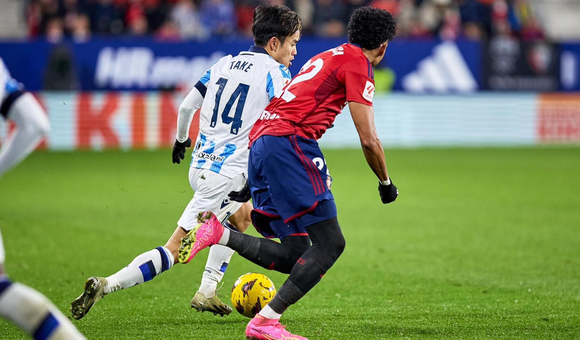 Persecución a Kubo en la banda izquierda, una acción repetida. La lesión de Mojica se originó en un lance fortuito en el que se le quedó enganchada la pierna. Era el inicio de la segunda parte y Take Kubo, puro talento, siguió convertido en un quebradero de cabeza para la defensa de Osasuna. Mojica, de carrilero izquierdo y siempre cerca de Juan Cruz, tuvo que emplearse a fondo para frenar al japonés de la Real. El atacante encaró al ‘22’ rojillo y lanzó su carrera hacia dentro conduciendo la pelota con la pierna izquierda. Mojica seguía su estela antes de lanzarse al suelo para intentar rebañar el balón. Fue el inicio de la desafortunada jugada de este domingo en El Sadar./