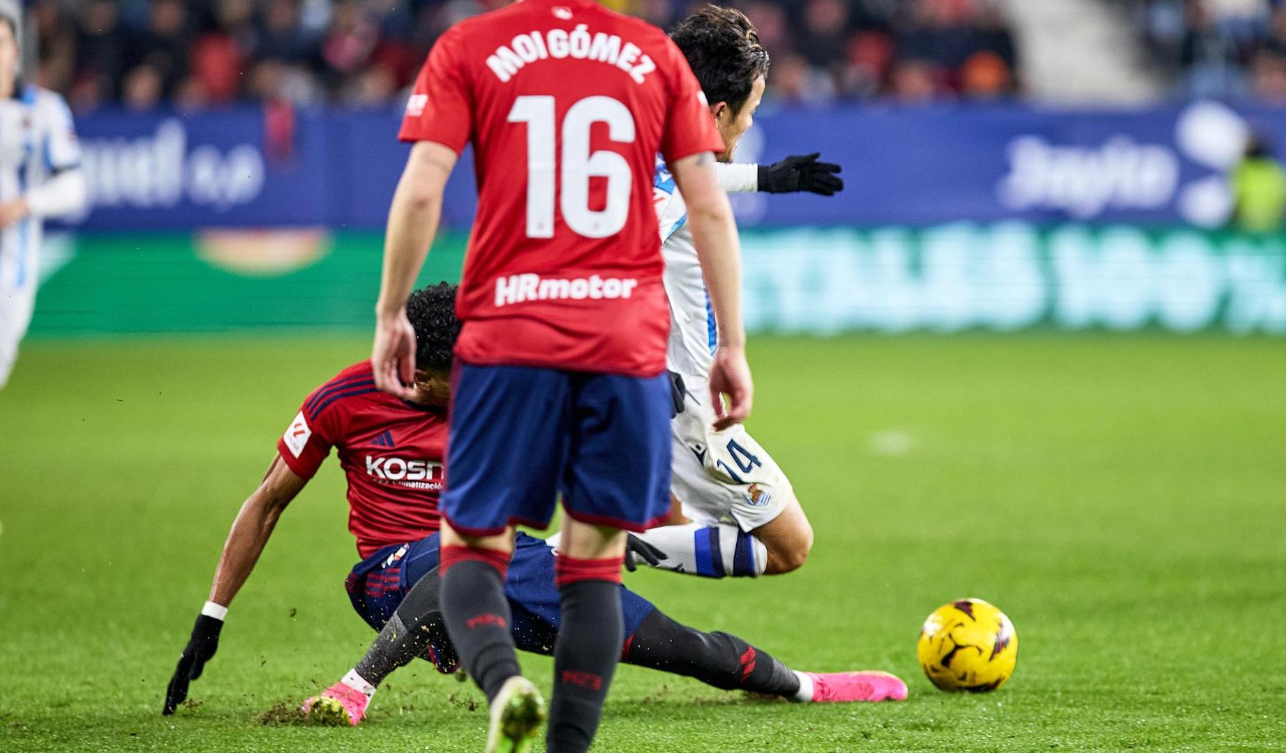 La rodilla derecha de Johan Mojica hace un feo gesto. Al buscar el balón para frenar a Kubo se produce el giro que daña la rodilla derecha de Mojica, que pierde el equilibrio y hace un gesto antinatural estirando en exceso la pierna. No tardó en echarse la mano a esa zona dolorido y retorciéndose en el suelo. En un primer momento, su rival piensa que no tiene nada y le dice que se levante ante la intermediación de Moi Gómez. Kubo temía que estuviera fingiendo. Pero el percance había sido solo y no por un hipotético impacto con el futbolista de la Real, que después se mostró comprensivo con la situación y se interesó por el futbolista de Osasuna. La jugada se saldó con falta de Mojica./