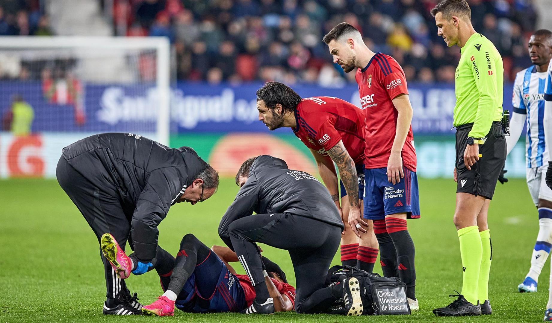 Primera exploración sobre el terreno para valorar el cruzado. El doctor Andrés Fernández y el fisio Asier Urkia entraron a valorar el estado de Mojica de inmediato. Se temía por una grave lesión de rodilla. Enseguida, el médico le hizo la clásica prueba del cajón que da pistas sobre si el ligamento cruzado anterior está o no afectado. Un examen clínico que no es definitivo -se dan falsos positivos y negativos- y por eso se debe esperar a la resonancia magnética de mañana. Mojica se retiró cojeando hasta la banda y de ahí se marchó a los vestuarios ayudado por varios compañeros. La orden de hacer el cambio fue clara. No podía seguir y entró Nacho Vidal./