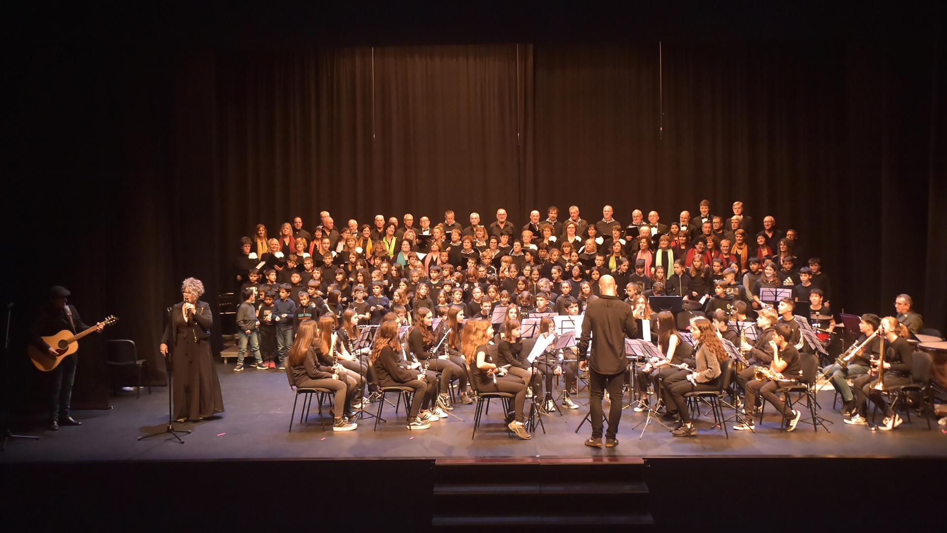 Parte del alumnado de la escuela de música de Tafalla durante el concierto de Santa Cecilia en el que actuaron junto a las corales de Tafalla