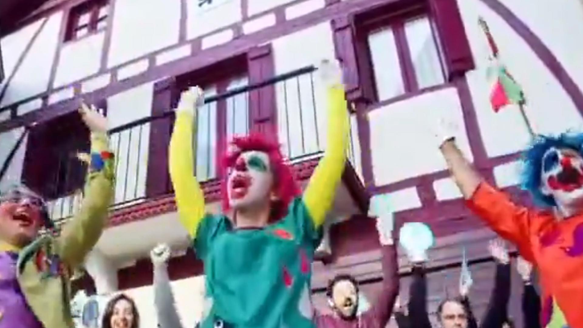 Los payasos Pirritx, Porrotx y Marimotots, en un momento del vídeo