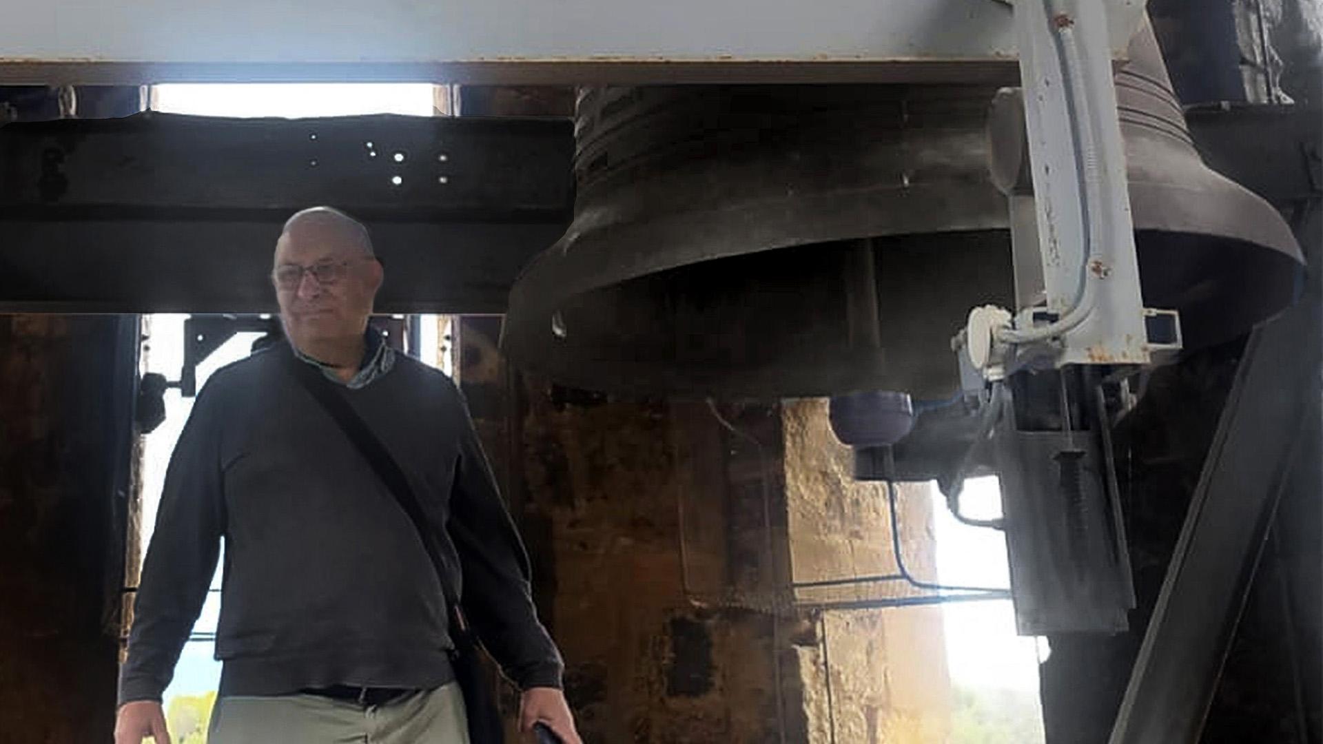 Juan Ruiz Sánchez posa en el campanario de la iglesia de Santa María de Sangüesa./ DN