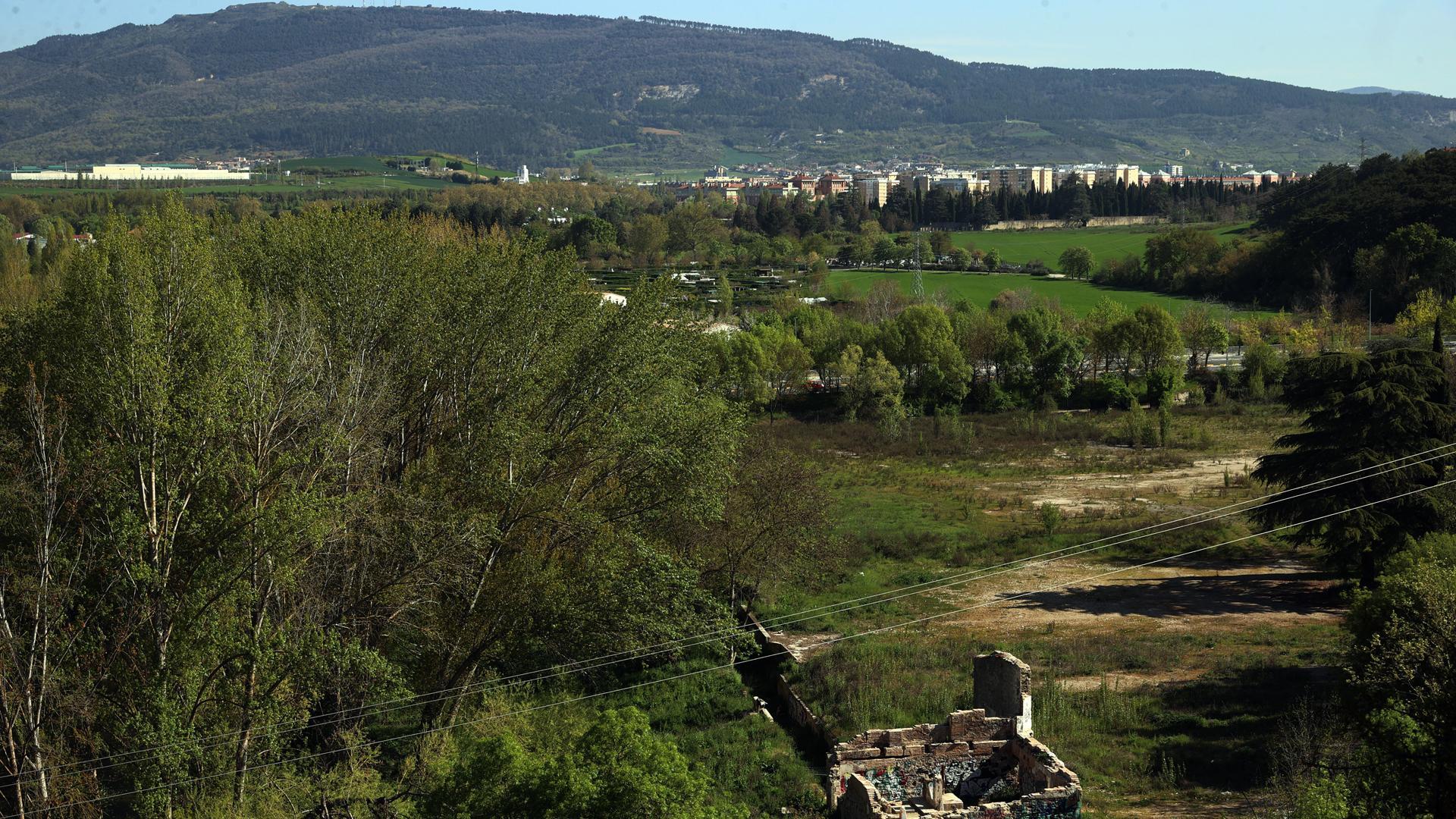 En primer término las ruinas del antiguo molino de Ilundáin, en el límite entre Pamplona y Barañáin.